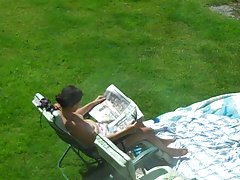 sunbathe2 השכן מרגל