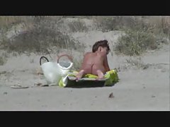 tetona en la playa