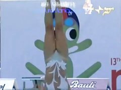 שחייה מתואמת. אופס - פיצול רגליים כוס