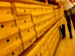 sans שקרתה שם dans le magasin דה chaussure - מתחת לחצאית ללא תחתונים דקים