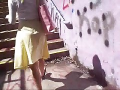 מתחת לחצאית - בחורה יפה בחצאית הצהובה