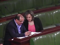 היא נוגעת לה את הכוס כאשר מדברים עם גבר