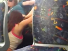 לסביות חם מלקק כוס על האוטובוס הציבורי במלבורן