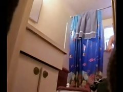 watch הגוף העירום הגדול של אחותי בחדר אמבטיה. מצלמה נסתרת