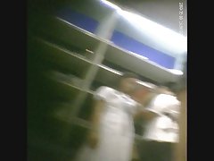 יאיר מציצן העשרה סיעוד תלמיד מתחת לחצאית בחנות הספרים