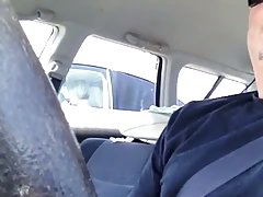 נשים להגיב על הזין שלי במהלך רכב מהבהב