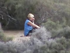 אשתו בחוף להסתכל על גברים עירומים. הבעל סרטים.