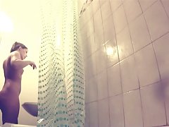 מצלמה נסתרת של חברה שלי תחת המקלחת