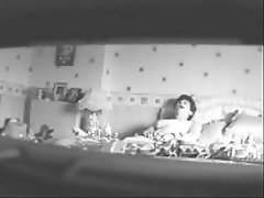 אמא voyeured. מצלמה נסתרת בחדר השינה תפס אותה מאוננת