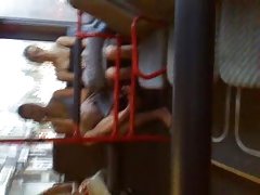 מציצן גרמנית מתחת לחצאית ציבוריים שונים. האוטובוס בנות 6