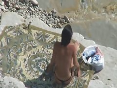 מציצן קלטות זוג בזיון על החוף