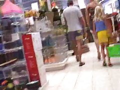מתחת לחצאית ללא תחתונים דקים