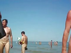 הליכה על חוף נודיסטים מגולח