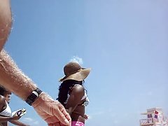 חוף נודיסטים הליכה ומגע