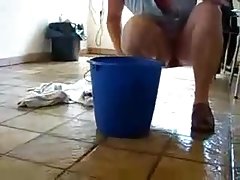 המשרתת לנקות את הבית עם התחתונים אין על ידי snahbrandy