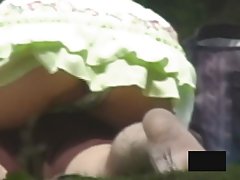 אימה של הבנות אסיה רוכן מעל