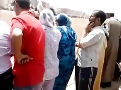 הבחור המשוגע לגעת דיק על הנשים המוסלמיות